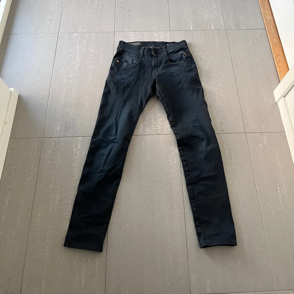 Säljer nu dessa Replay Anbass Hyperflex jeans i en grå/svart/blå färg , skriv för fler bilder/frågor🙌🏼. Jeans & Byxor.