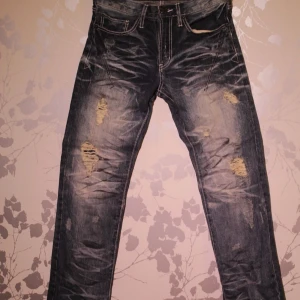 Semantic Design Jeans - Semantic design jeans me feta slitningar o skön fade rakt från japan. Byx längden e 105 cm, midjan 39 cm rakt över o 20 cm i fållbredd. Kom dm om ni har frågor eller vill ha fler bilder