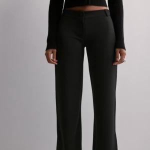 Nelly kostymbyxor - Säljer dessa trendiga super snygga kostymbyxor från Nelly i inprincip ny skick💕 ny pris 399🌸 kontakta vid frågor mm💕🌸