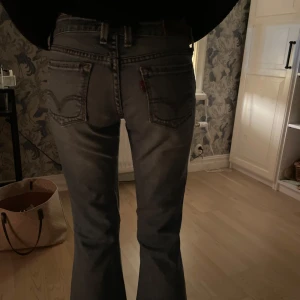 Lågmidjade Levis jeans - Hör av dig vid intresse eller frågor 🫶