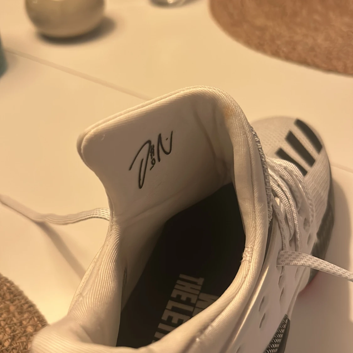 Vita sneakers med svarta detaljer - 91