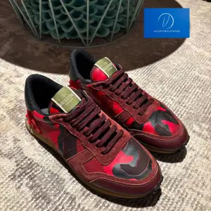 Röda Valentino Rockrunners | skick 8,5/10 | inga skador men lätt tecken på användning | Size 41,5 | endast skorna medföljer vid köp! | Hör av dig vid minsta lilla fråga eller fundering! 🙌🙌