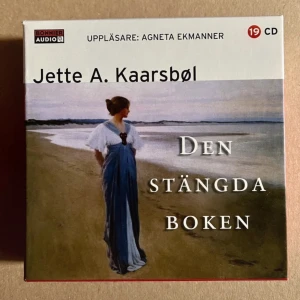 Den stängda boken - Detta är en ljudbok med 19 CD-skivor av Jette A. Kaarsbøl, uppläst av Agneta Ekmanner. Historien utspelar sig i Köpenhamn år 1875 och handlar om Frederikke Leuenbech och hennes livsförändrande möte med Fredrik Faber. En berättelse om frihet, hemligheter och förbjudna känslor.