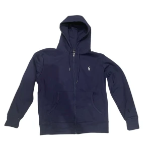 Ralph Lauren zip hoodie - Hej, säljer denna zip hoodie från Ralph Lauren pga av att den är för liten. Osäker på om den är äkta då jag köpte den här på plick. Storleken är 170 vilket motsvarar S. Tröjan är andvänd väldigt sparsamt och har inga defekter. Priset kan diskuteras vid snabb affär!