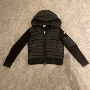 Moncler cardigan - Tja, säljer min moncler cardigan i storlek S. Jackan är i bra skick. 2999kr