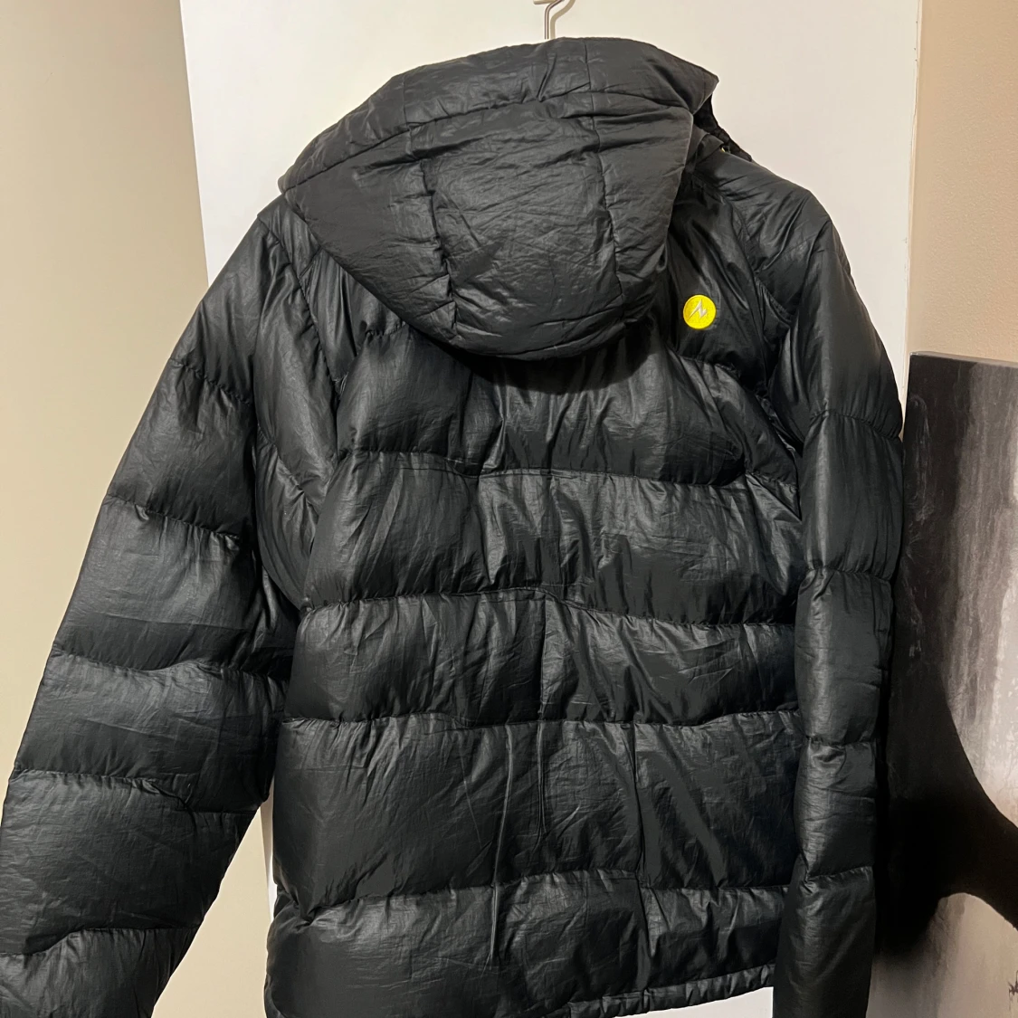 Varm svart och gul dunjacka från Marmot - 90