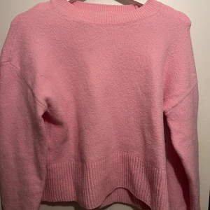 Rosa stickad tröja från & Other Stories - Säljer en superfin rosa stickad tröja från & Other Stories. Den är i storlek XS, något ”croppad”. Passar perfekt till både vardag och lite finare tillfällen! 💖