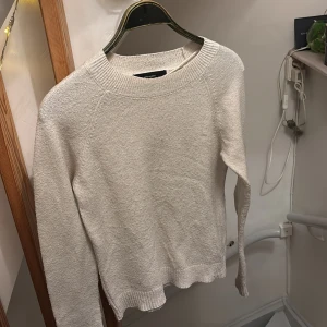Vit stickad tröja från Vero Moda - Säljer en superfin vit stickad tröja från Vero Moda i storlek XS. Supersöt❤️ jättebra skick! 