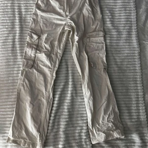 Beige cargopants - Cargopants har inte använt jättemycket men är inte min stil längre. Ni står för frakt om ni vill ha bild på skriv till mig privat 