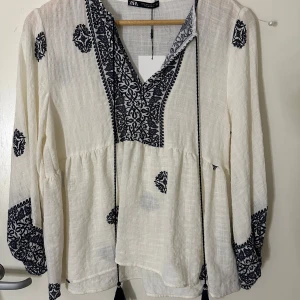 Zara blus  - Helt oanvänd Zara blus med prislappen kvar!!