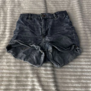 Blå jeansshorts - Säljer ett par klassiska blå jeansshorts med hög midja. De har en avslappnad passform och uppvikta kanter. Perfekta för sommardagar!⚠️ Ni betalar för frakt⚠️