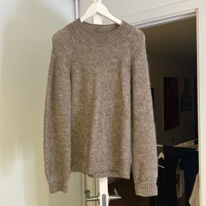 Beige stickad tröja - Super fin brun/beige tröja som jag aldrig använder längre. Stor i storlek 
