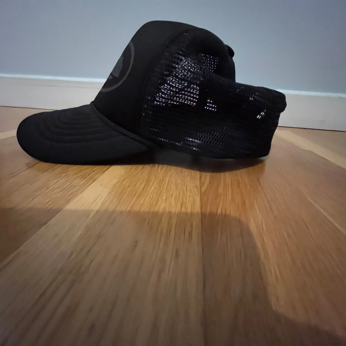 Svart keps med meshdetaljer - 92