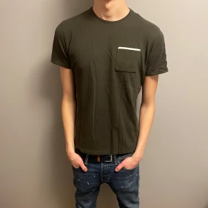 Massimo dutti T-shirt - Stilren Massimo dutti t-shirt med ficka på bröstet. Hör av er vid frågor!