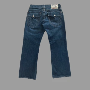 Blåa True religion jeans - ✅Intressekoll på dessa as feta bootcut Truereligion jeansen i storlek 32✅🎨 Bild två visar bäst hur färgen är i verkligeheten🎨 Jättebra skick på byxorna🙏 Jeansen passar lika bra på tjejer som killar enligt mig så är som unisex✅💸Kom privat för fler frågor, prisförslag, bilder, mått mm💸✅