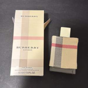 Säljer en elegant Burberry London parfym för kvinnor, 50 ml. Flaskan är klädd i det klassiska Burberry-mönstret med beige, svart och röd. Perfekt för den som älskar en tidlös och sofistikerad doft. Kommer i originalförpackning. Perfekt present eller för att unna sig själv! 🌸