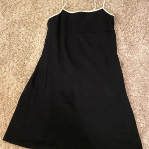 Klänning med vita band - Använd kanske 1-2 gånger