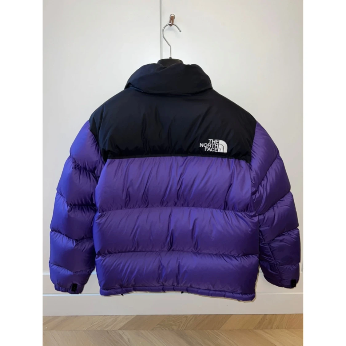 Lila och svart dunjacka från The North Face - 90
