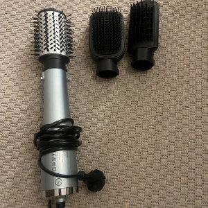 Hårstyler med utbytbara borstar - Säljer en hårstyler med tre utbytbara borstar. Den har en silverfärgad kropp och svarta borsthuvuden. Perfekt för att skapa olika frisyrer med volym och släthet. Inkluderar en rundborste och två platta borstar för olika stylingbehov. Används för att torka och styla håret samtidigt.