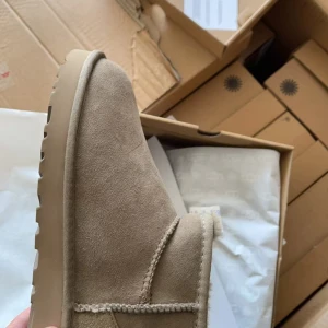Beige mocka boots UGG Mini  - Säljer ett par snygga och bekväma beige boots från UGG i mjuk mocka. Perfekta för höst och vinter. De är i nytt skick. Skriv prisförslag så kanske jag går ner!