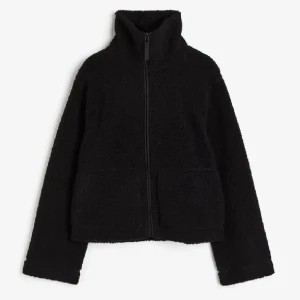 Svart teddyjacka med dragkedja - Mysig svart teddyjacka med dragkedja och hög krage. Perfekt för kyliga dagar när du vill hålla dig varm, strl L men liten i storleken. 