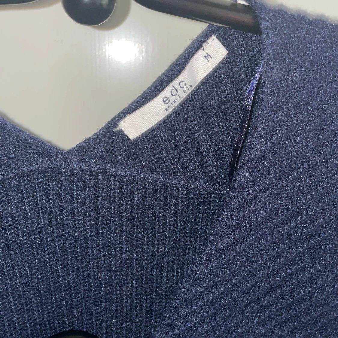 Mörkblå stickad tröja från e.d.c. - 91