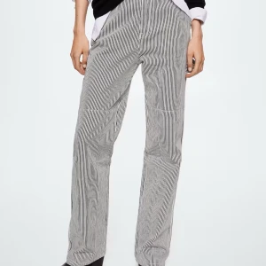 Randiga byxor från MNG - Säljer ett par snygga randiga byxor från MNG i storlek 38. Byxorna har en klassisk svartvit randig design och är i mycket bra skick. Perfekta för både vardag och fest! De har en normal passform och är tillverkade i ett bekvämt material. De är insydda för att passa mig ( s 36) men vid behov kan sprättas upp så åt de återgår till storlek 38🩷 De liknar Carthartt byxorna