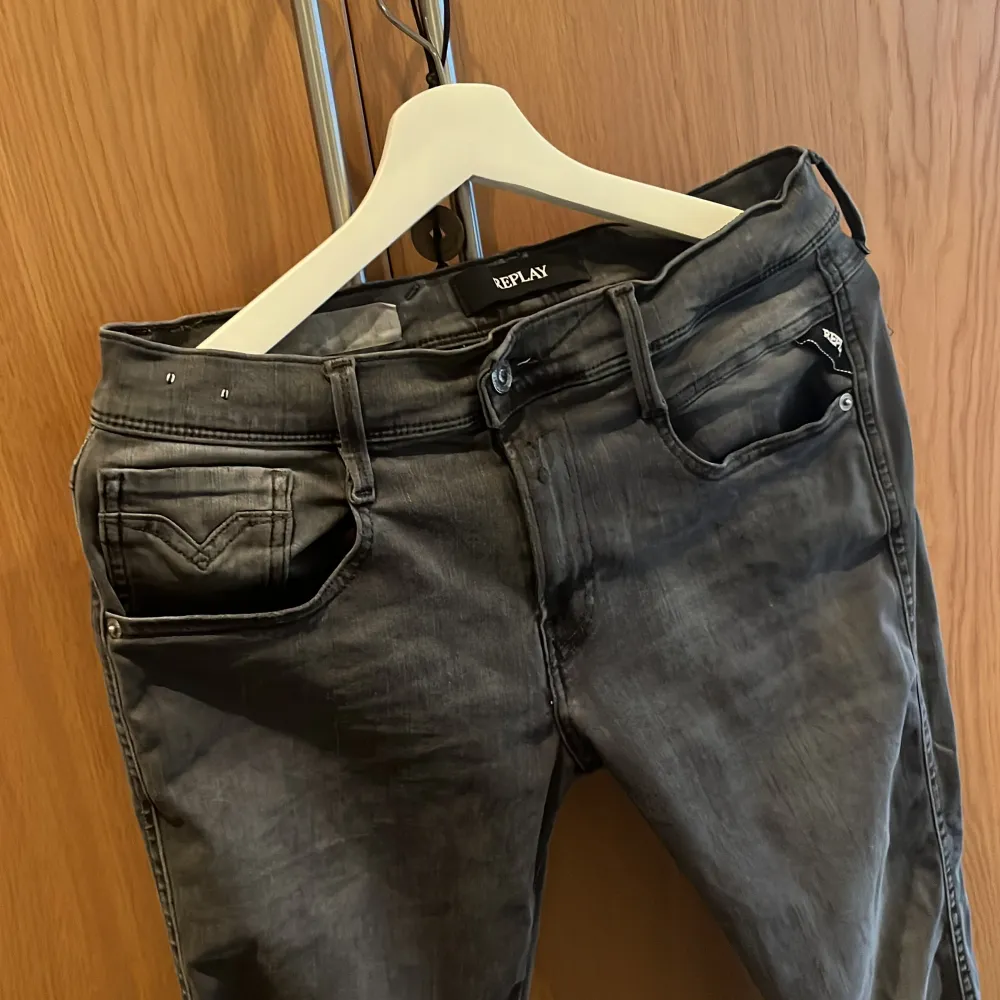 Tja! Säljer ett par riktigt feta gråa Replay Hyperflex jeans i mycket bra skick. Inga skador. Säljes pga får små. Farkut & Housut.