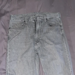 Grå jeans från G-Star RAW - Säljer ett par snygga grå jeans från G-Star RAW. De har den klassiska femficksdesignen. Perfekta för en avslappnad stil och passar till det mesta. Modellen är Type 49. Storleken är 31/30 men skulle säga att den passar 32/32. Nypris 1500