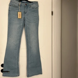 Ljusblå bootcut jeans från John Baner -  ljusblå bootcut jeans från John Baner storlek 34 aldrig använda