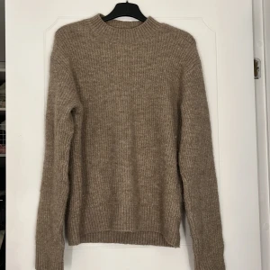 Beige stickad tröja -  beige stickad tröja i xs bra skick nästan aldrig använd