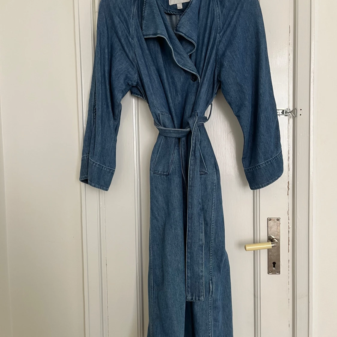 Blå jeans trenchcoat från COS - 90