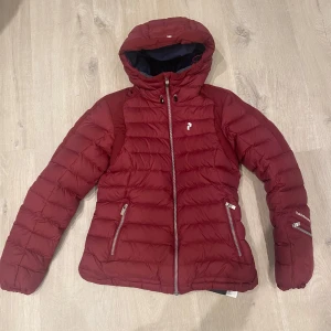 Röd dunjacka från Peak Performance - Säljer en snygg röd dunjacka från Peak Performance i storlek S. Använd men ändå i bra skick!❤️