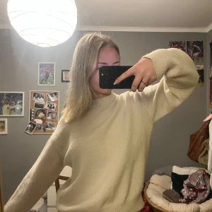 Beige stickad tröja - Stickad tröja från Gina tricot, inga defekter förutom lite nopprig, skriv gärna för mer info💗