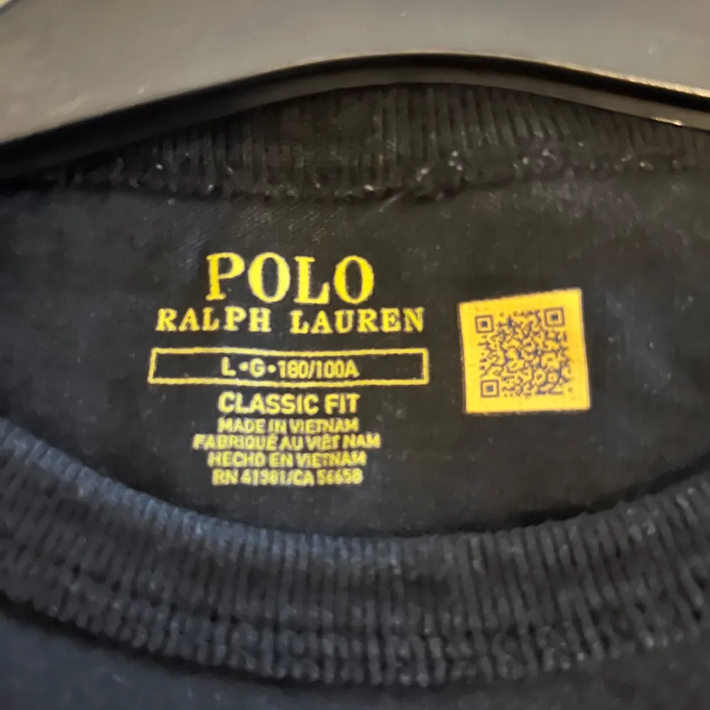 Säljer en klassisk svart långärmad tröja från Polo Ralph Lauren. Den har en röd broderad logga på bröstet och är i mycket bra skick. Perfekt för både vardag och lite finare tillfällen. Passar bra till höst och vinter. Priset är inte hugget i sten så kom med ett bud. Neuletakit & Villapaidat.
