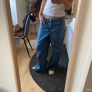 Blå baggy jeans - Säljer ett par baggy jeans. Har för mig att de är strl 42/44, men jag har använt dem som har strl 36, lite för stora dock. Säljer då jag inte har användning av dem, endast använda en gång. Har ni några frågor är det bara att fråga på, puss puss💋