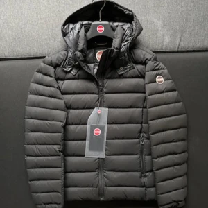 Svart jacka Colmar - Säljer nu denna helt nya jacka från Colmar👌Den är i storlek 48 vilket motsvarar ungefär S ✅Den passar dig mellan 170-180 galant 💫Nypriset på denna ligger på runt 6000kr men säljs för endast 2999kr 👍Hör av er vid minsta fundering 🤔 