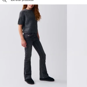 Svarta bootcut jeans - Snygga svarta bootcut jeans i mycket bra skick. De har en tight passform upptill och vidgar sig vid anklarna för en klassisk bootcut-stil. Perfekta för både vardag och fest! 🖤Från Gina Young storlek 164! Helt nya säljer då jag ångra köpet