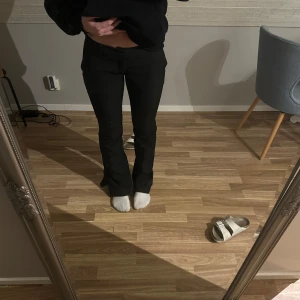 Svarta byxor - Säljer ett par svarta byxor i mycket bra skick. De är Lågmidjade och har en bootcut-stil, inga defekter 