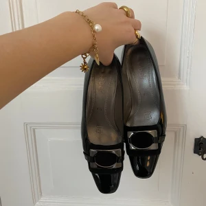 Klackskor med silverdetalj  - Säljer dessa super coola klackskorna från gabor i storlek 37,5 med ca 3 cm klack!