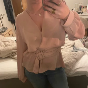 Knytblus från zara! - Superfin blus från zara, som har ett skärpliknande knyte i midjan! Pris kan diskuteras😁
