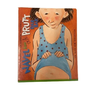 Navel fram och prutt där bak - En färgglad och rolig barnbok om kroppen. Omslaget visar en tecknad figur i blå klänning som kikar på sin navel. Perfekt för nyfikna barn som vill lära sig mer om hur kroppen fungerar.