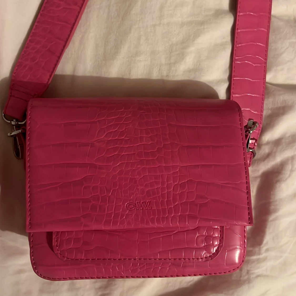 Rosa axelväska med krokodilmönster