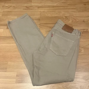 Beige jeansbyxor från Levi's - Säljer ett par beiga Levi’s-jeans, använt ca 2 gånger.