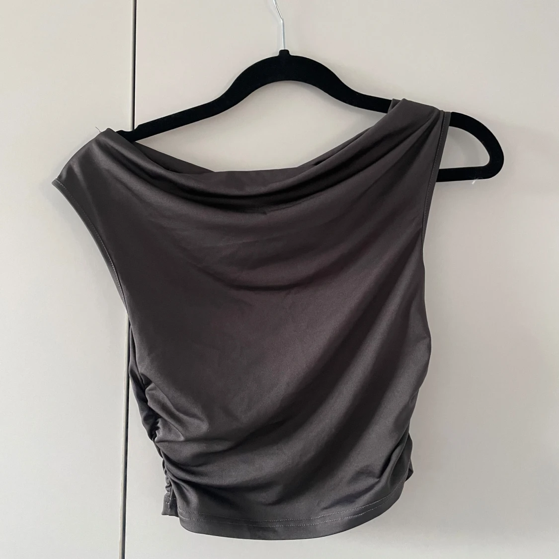 Mörkgrått set, topp och kjol