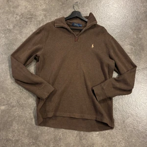 Ralph Lauren zip - Brun Ralph Lauren zip tröja i mycket bra skick, inga defekter. Hör av dig vid funderingar.