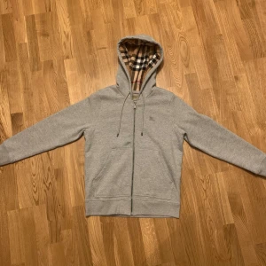  Hoodie - Säljer billigt pga Garderobsrensnlng.  Helt ny, använd 1-2 gånger, inga fläckar, hål eller tecken på slitage. Kan mötas upp i Stockholm eller skickas mot fraktkostnad.  Pris kan självklart diskuteras! 