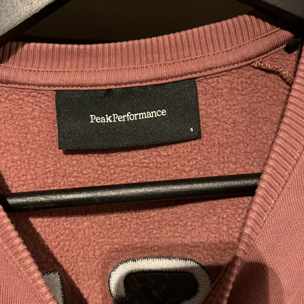 Säljer en snygg sweatshirt från Peak Performance med broderad logga på både fram- och baksidan. Tröjan har långa ärmar och en bekväm passform. Perfekt för en avslappnad stil.. Neuletakit & Villapaidat.