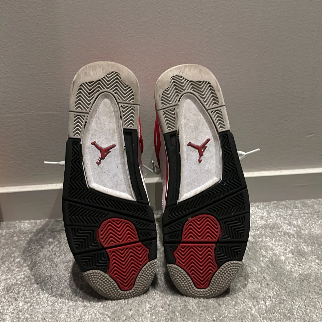 Nike Air Jordans i vitt och rött - 4