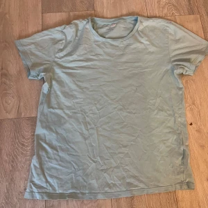 Ljusblå t-shirt från 157 - Säljer en ljusblå t-shirt från 157 i 100% bomull. Den har en klassisk rund hals och korta ärmar, perfekt för en avslappnad stil. T-shirten är i storlek M och passar bra till vardags.